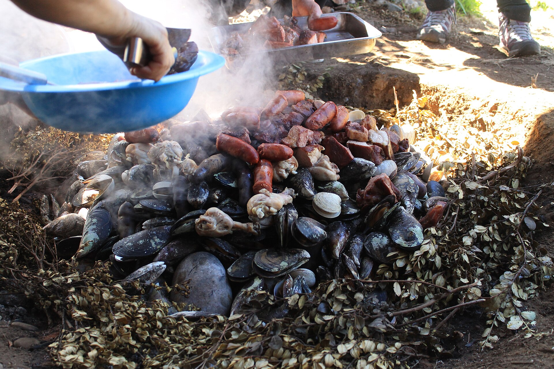 Preparación de un curanto al hoyo, una práctica de la cocina patrimonial comunitaria