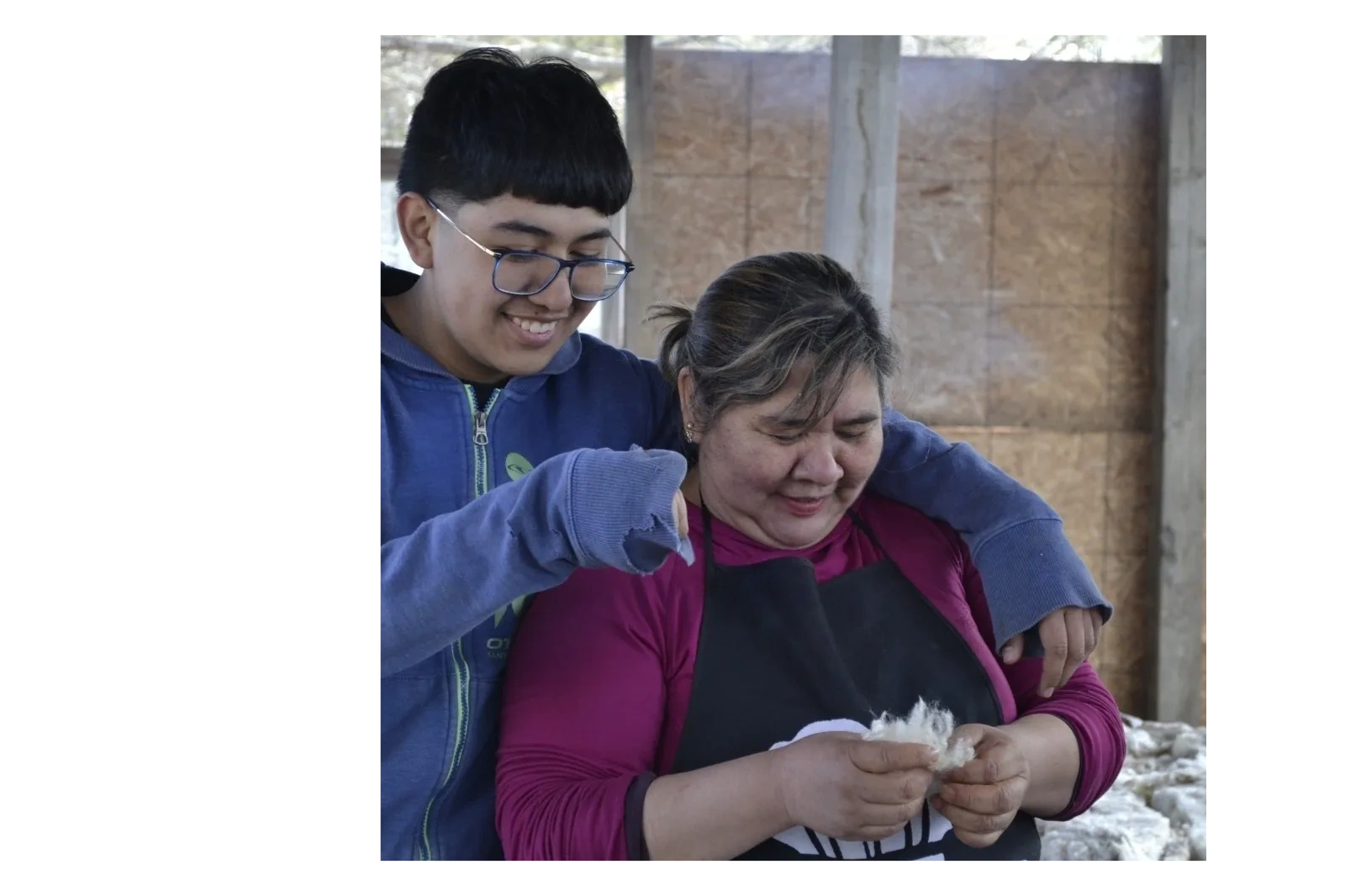 Aprendizaje del hilado entre generaciones; ampliar fotografía