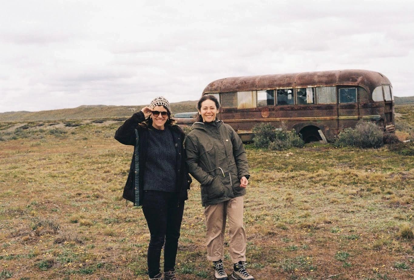 Registro de dos personas en el paisaje de Magallanes; ampliar fotografía